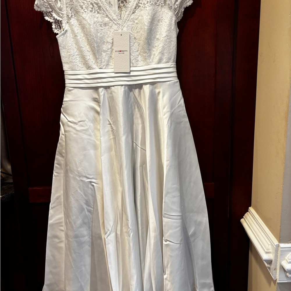 Elegant Ivory Lace and Satin Wedding Dress w/Pockets sz 4-NWT